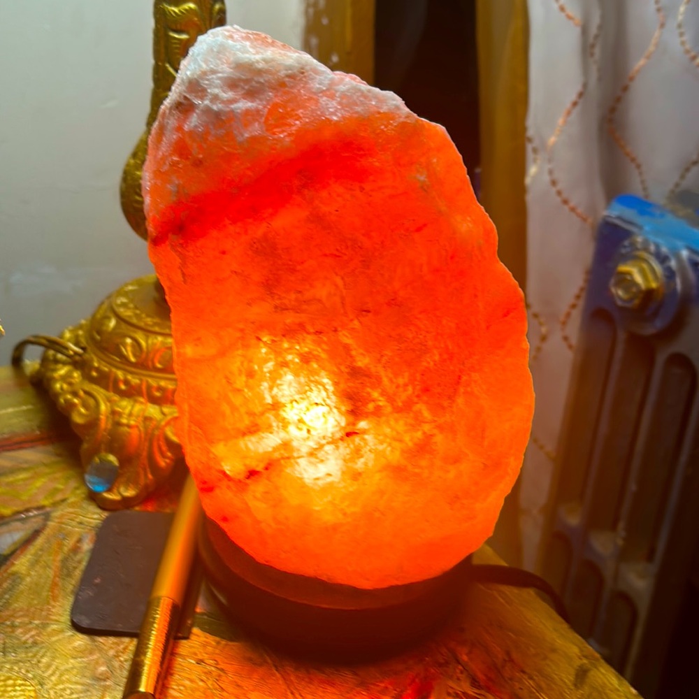 Great Himalayan salt lamp for curing and healing